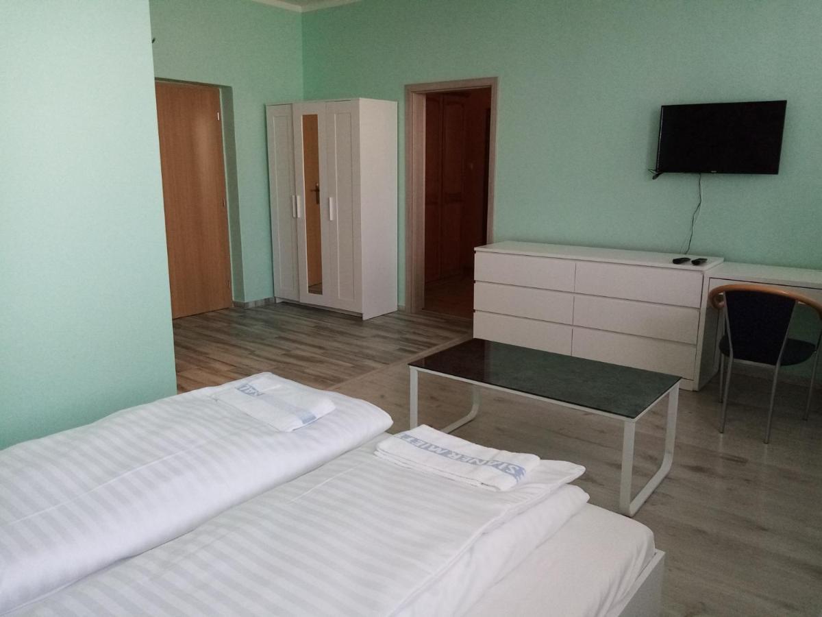 Hotel Hubert Nove Zamky Luaran gambar