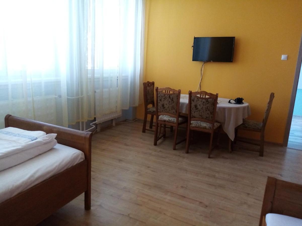 Hotel Hubert Nove Zamky Luaran gambar
