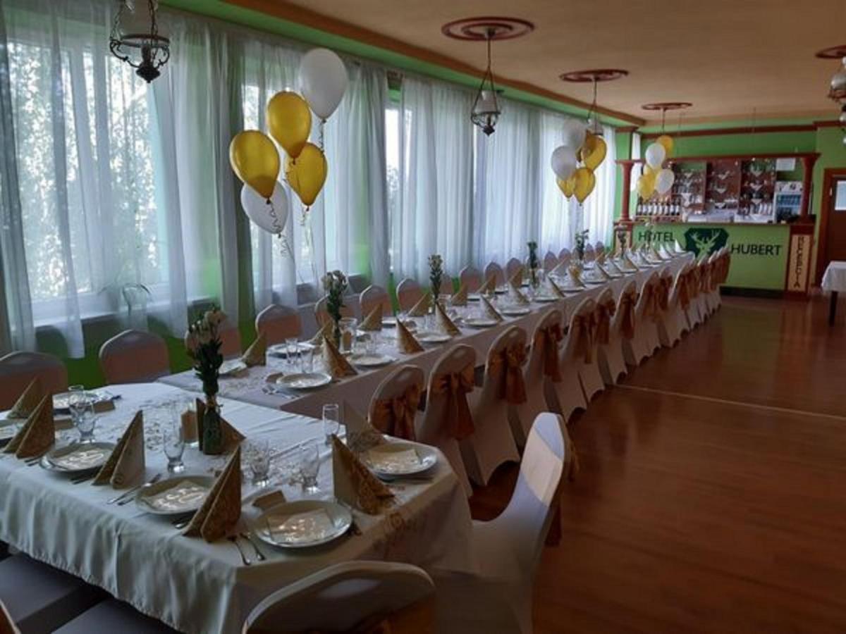 Hotel Hubert Nove Zamky Luaran gambar