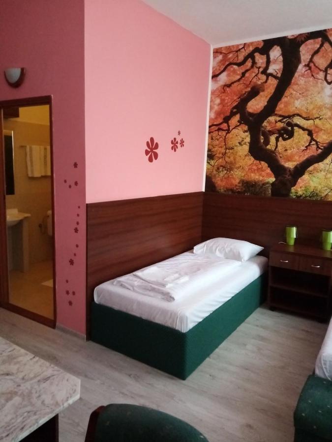 Hotel Hubert Nove Zamky Luaran gambar