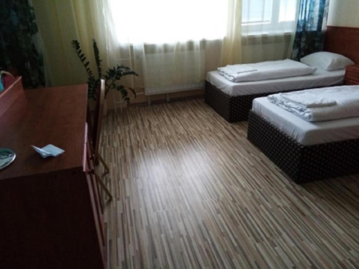 Hotel Hubert Nove Zamky Luaran gambar