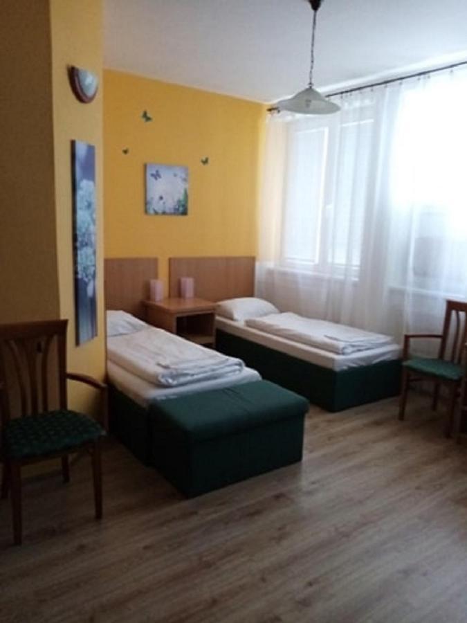 Hotel Hubert Nove Zamky Luaran gambar