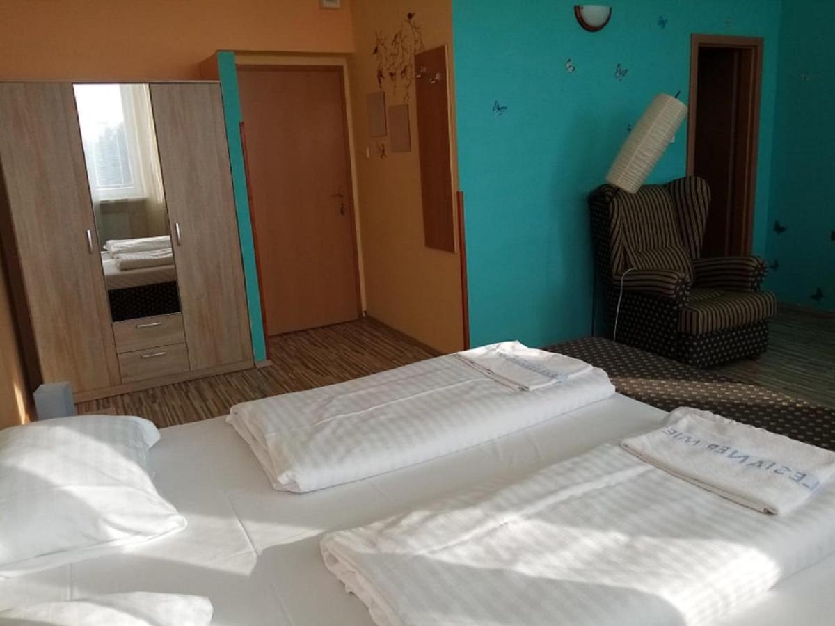 Hotel Hubert Nove Zamky Luaran gambar