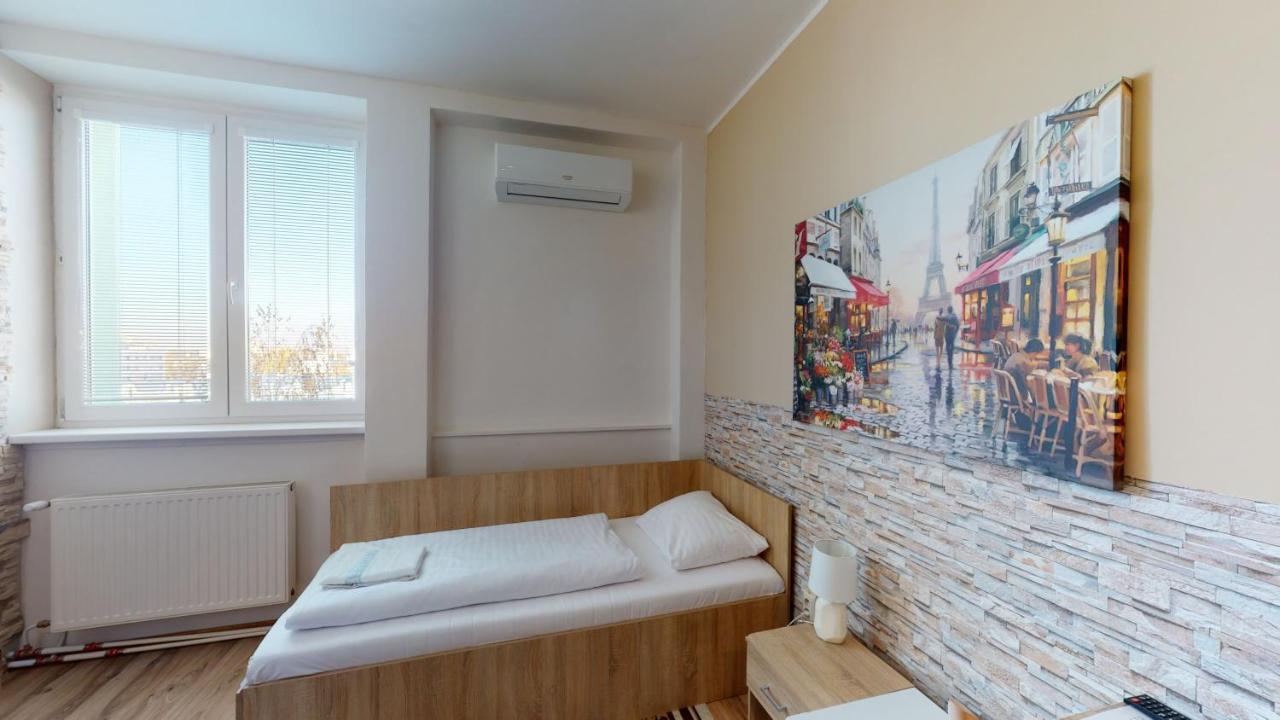 Hotel Hubert Nove Zamky Luaran gambar