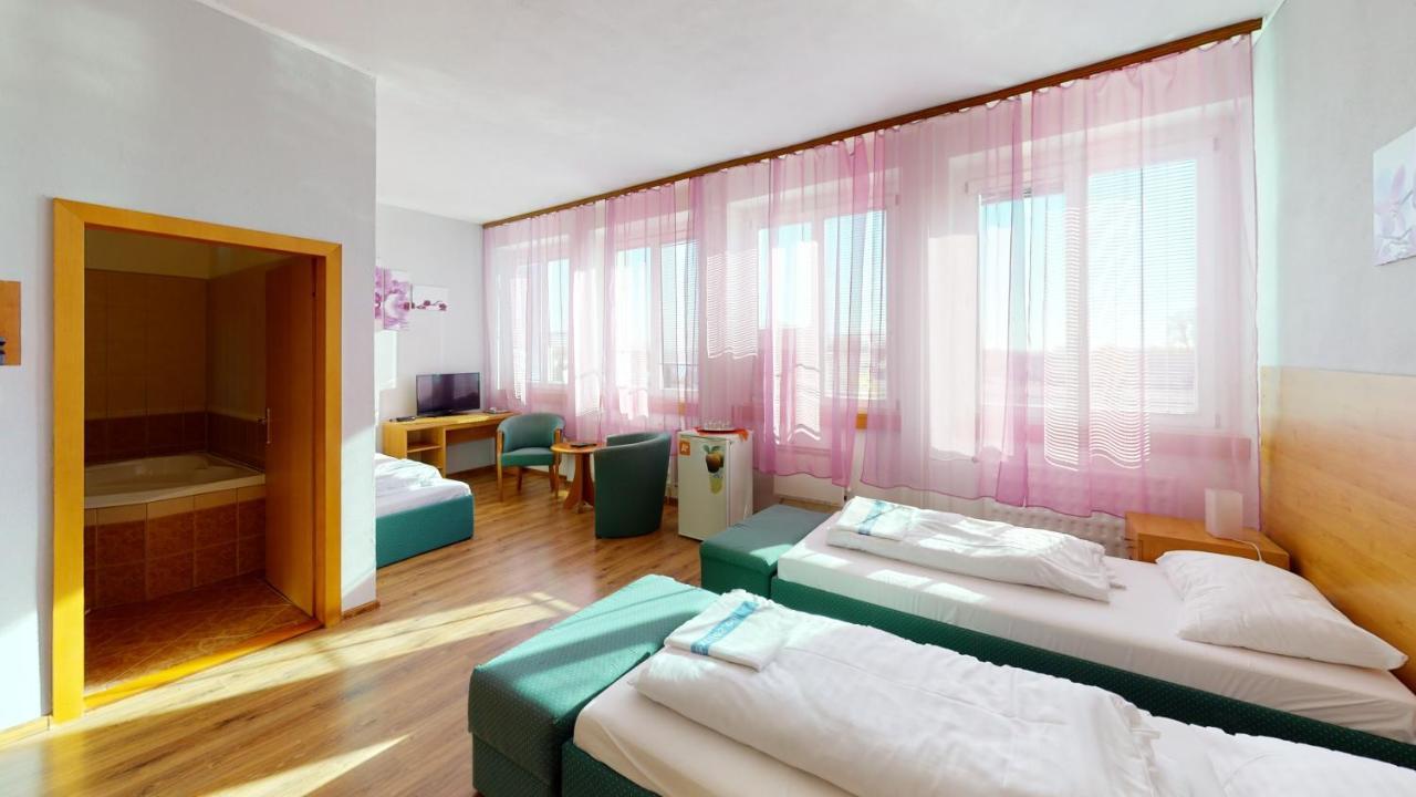 Hotel Hubert Nove Zamky Luaran gambar