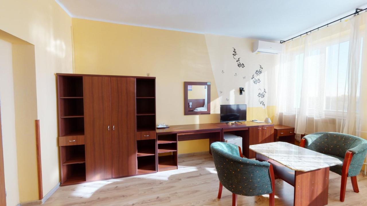 Hotel Hubert Nove Zamky Luaran gambar