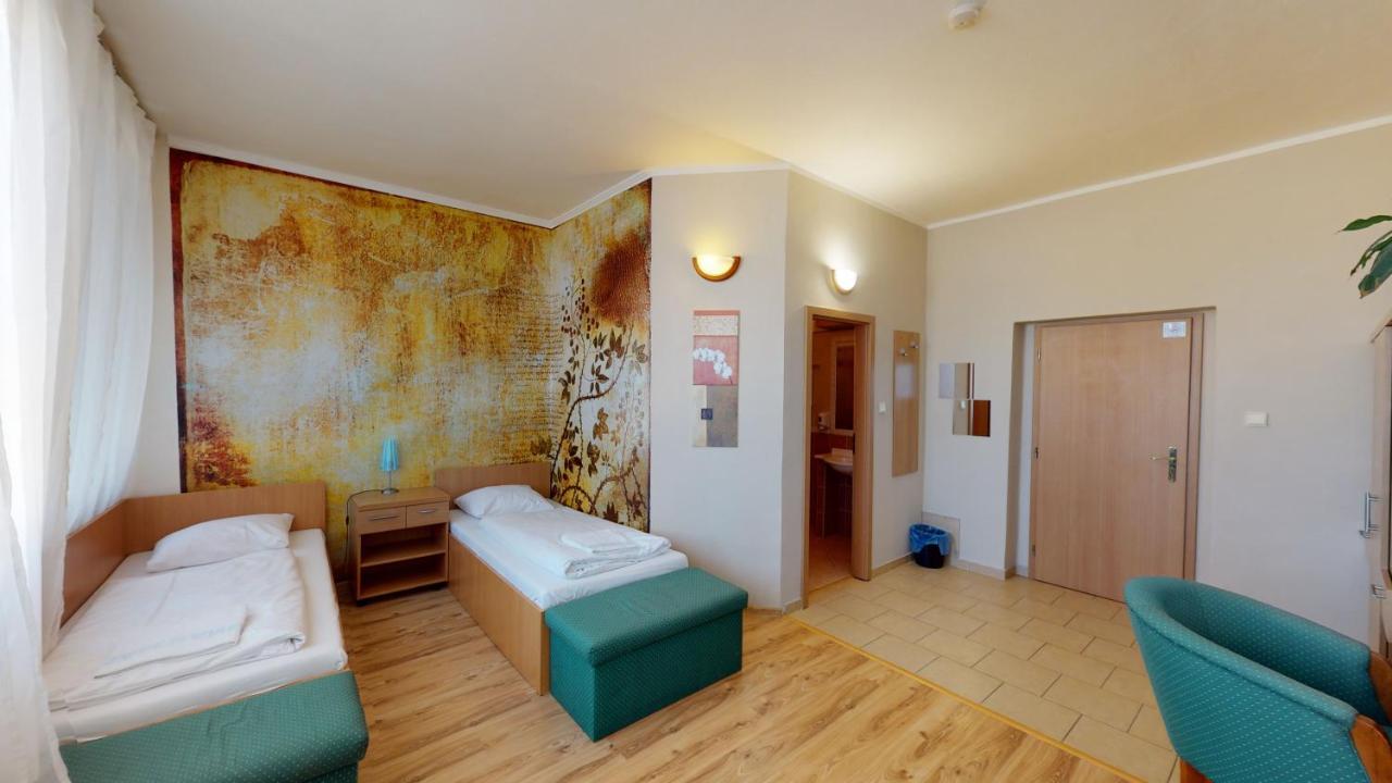 Hotel Hubert Nove Zamky Luaran gambar