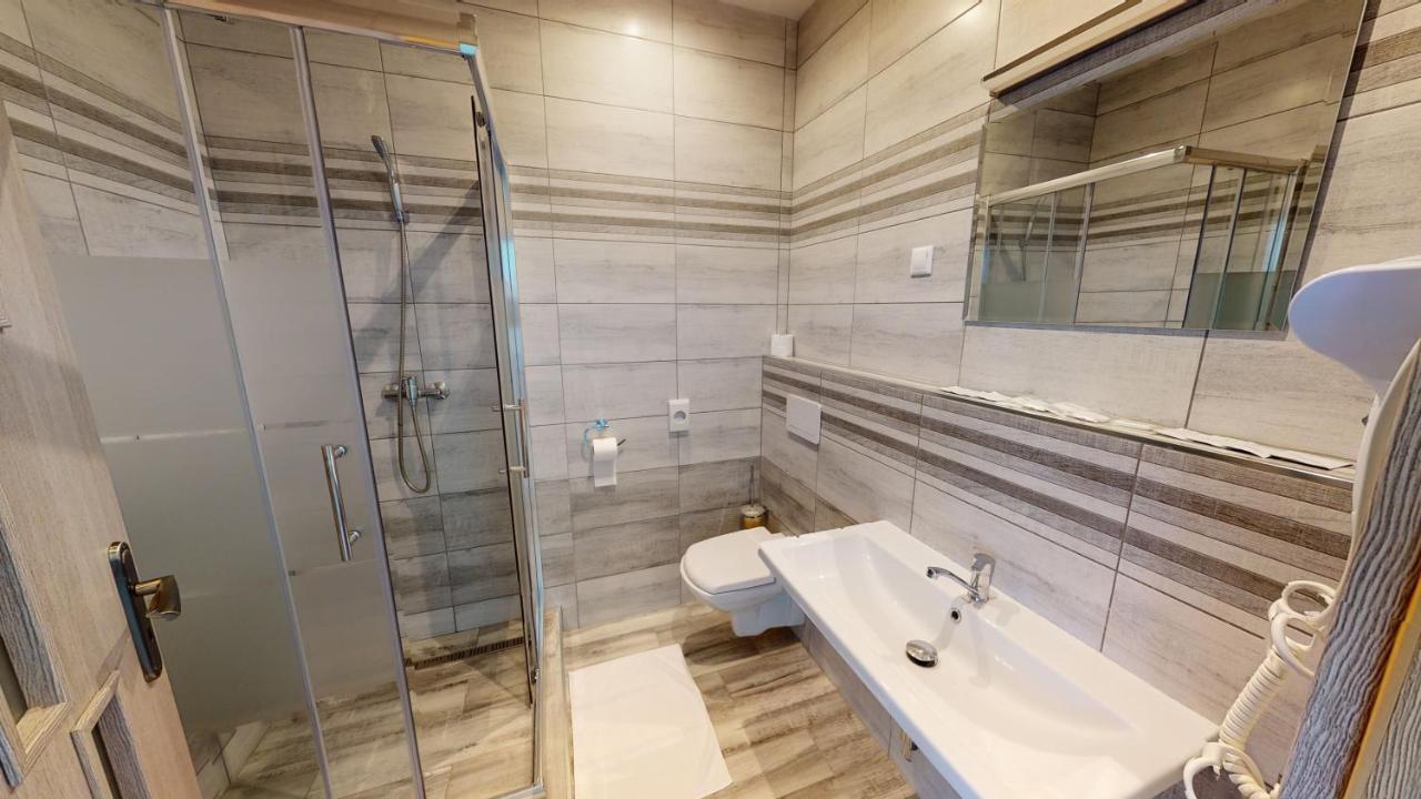 Hotel Hubert Nove Zamky Luaran gambar