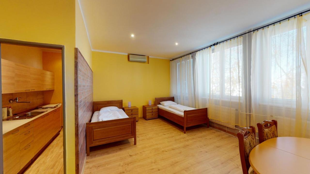 Hotel Hubert Nove Zamky Luaran gambar
