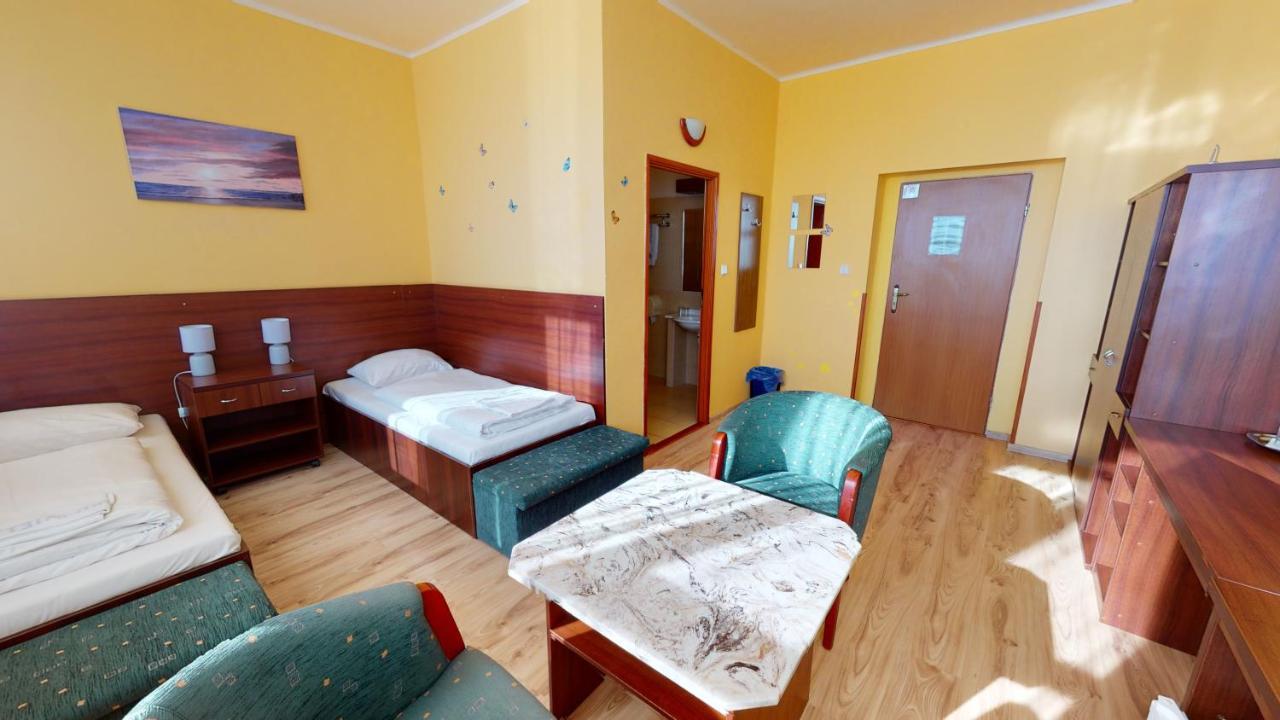 Hotel Hubert Nove Zamky Luaran gambar