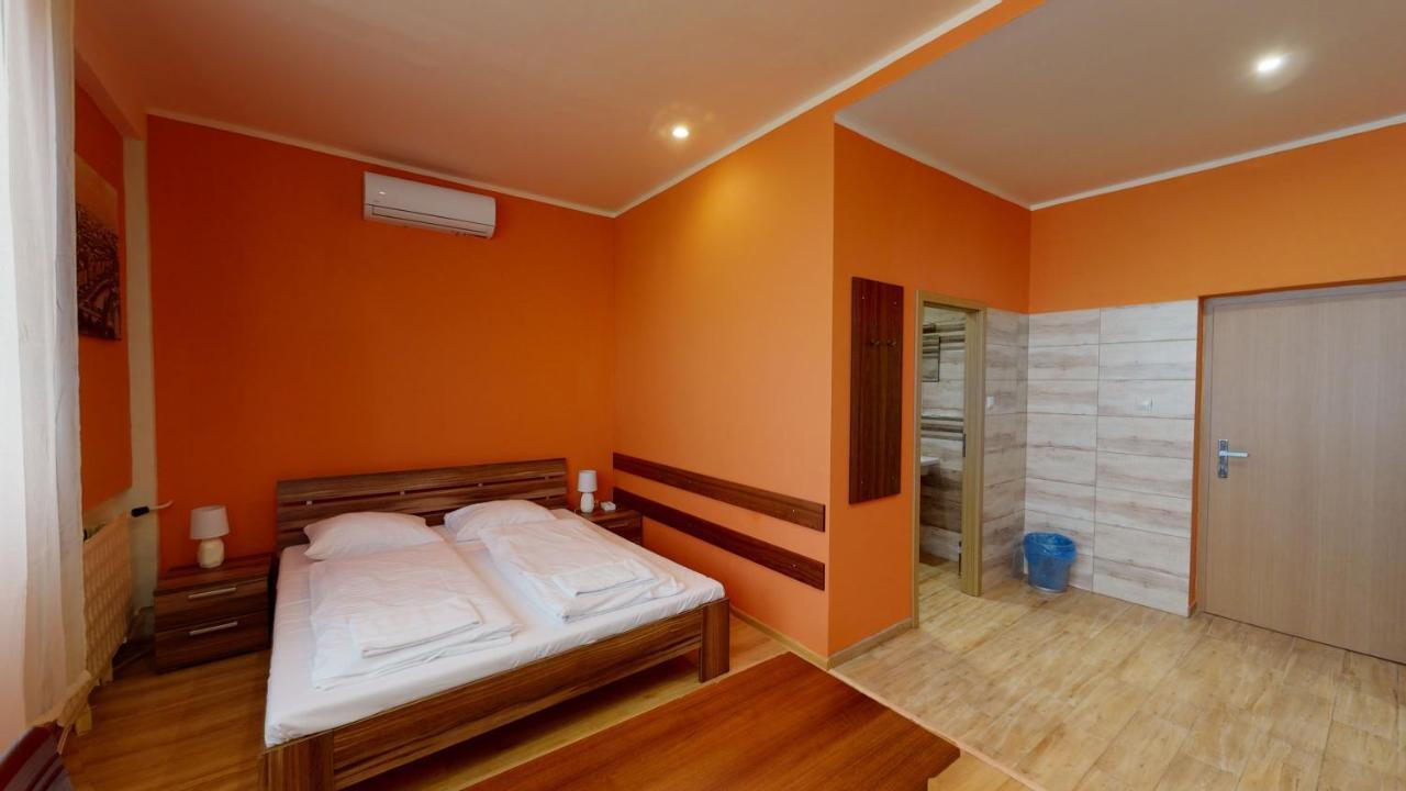 Hotel Hubert Nove Zamky Luaran gambar