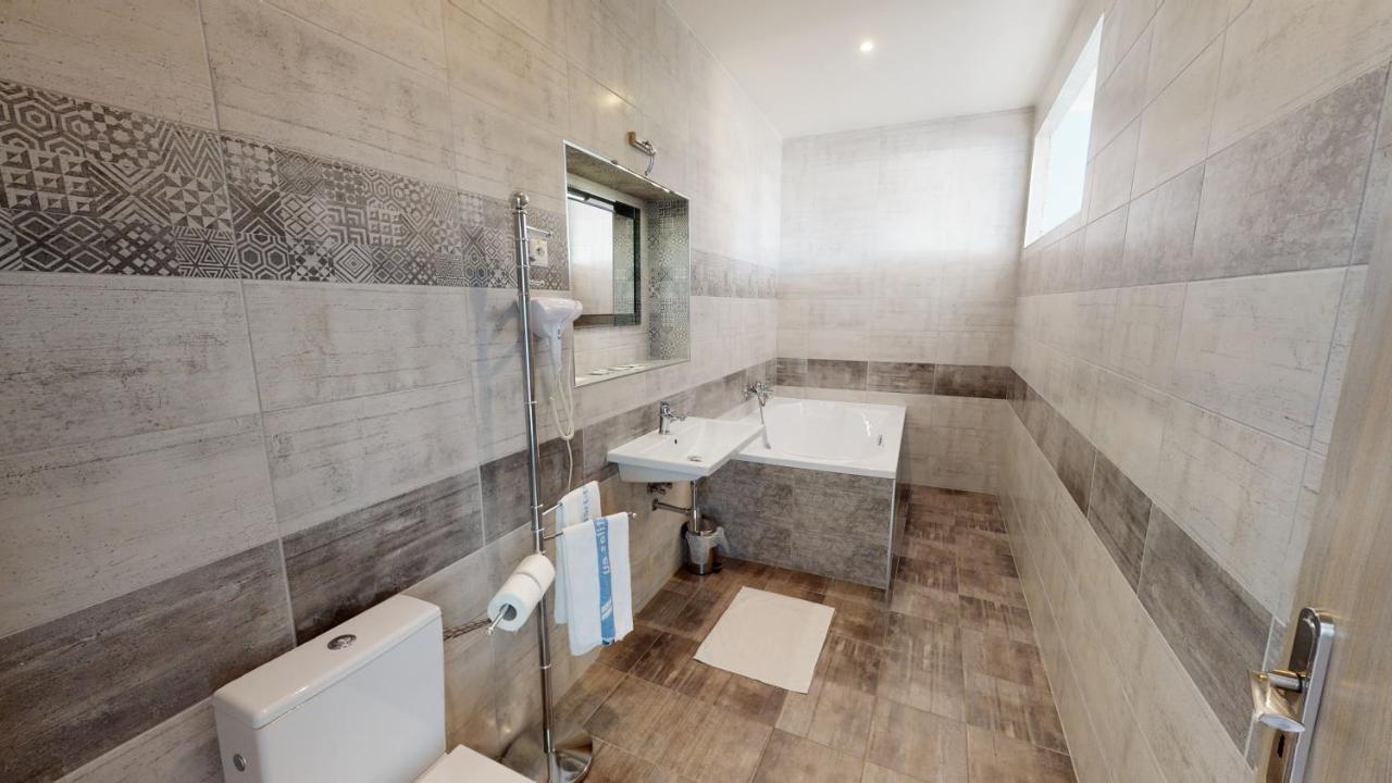 Hotel Hubert Nove Zamky Luaran gambar
