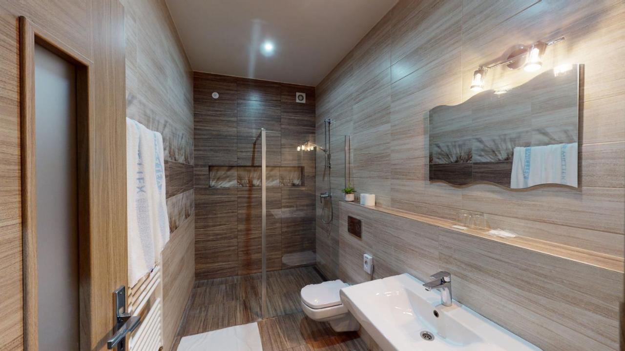 Hotel Hubert Nove Zamky Luaran gambar