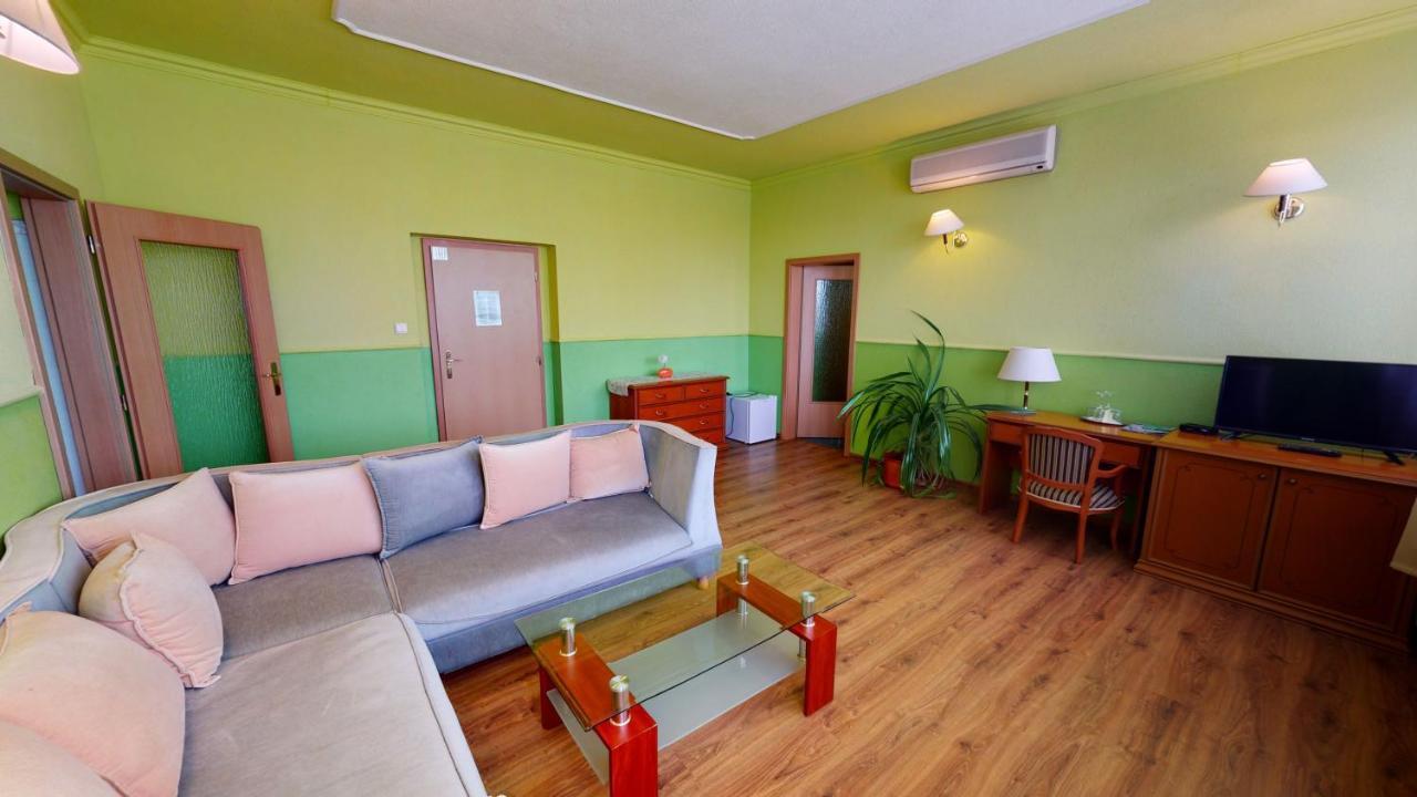 Hotel Hubert Nove Zamky Luaran gambar