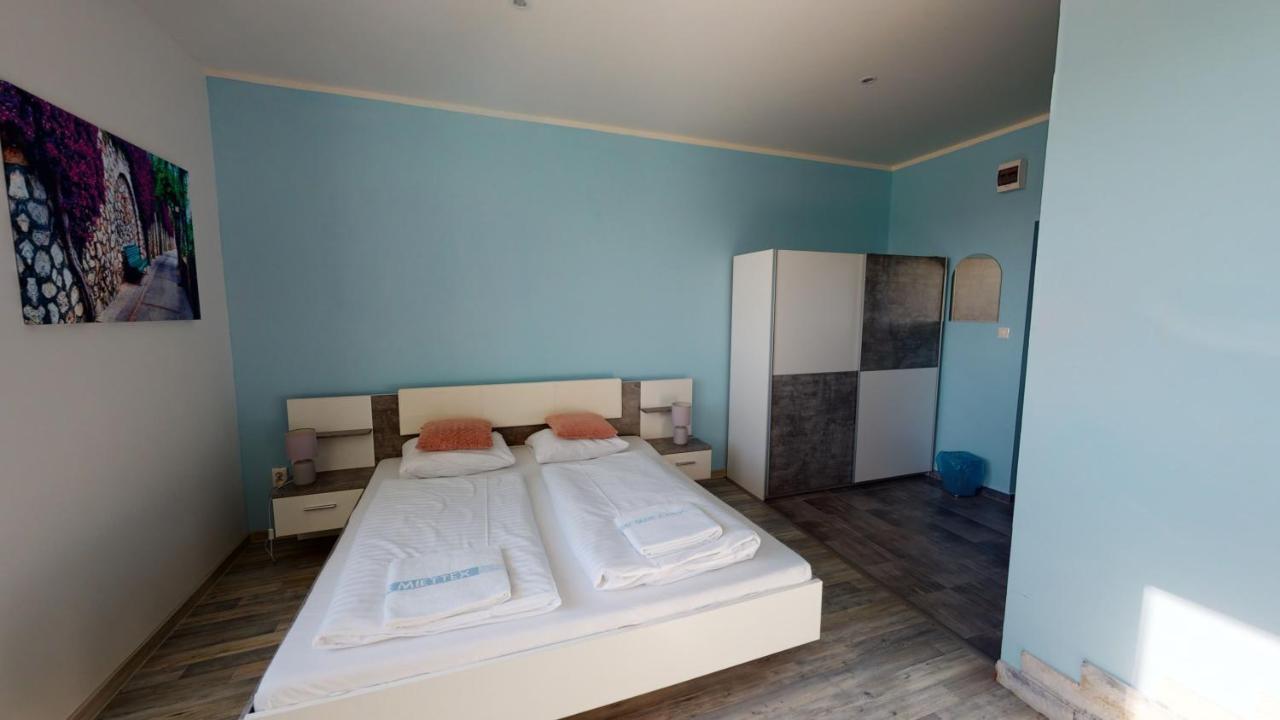Hotel Hubert Nove Zamky Luaran gambar
