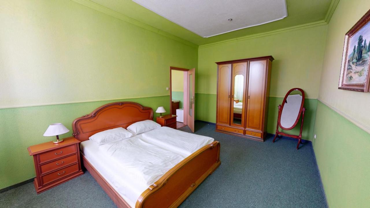 Hotel Hubert Nove Zamky Luaran gambar