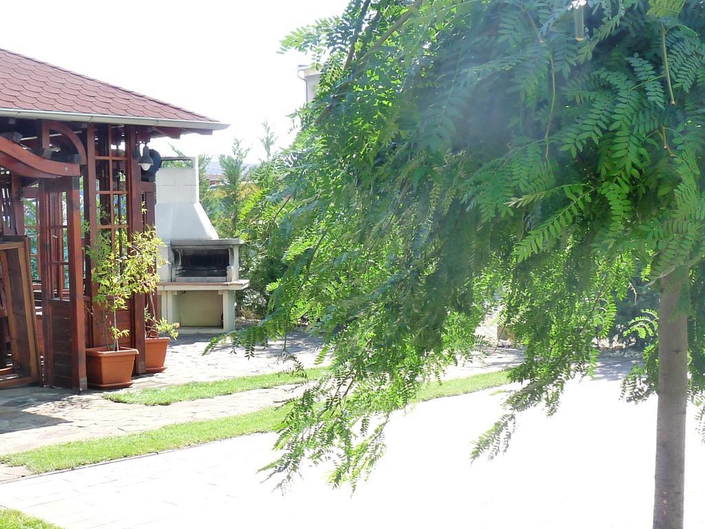 Hotel Hubert Nove Zamky Luaran gambar
