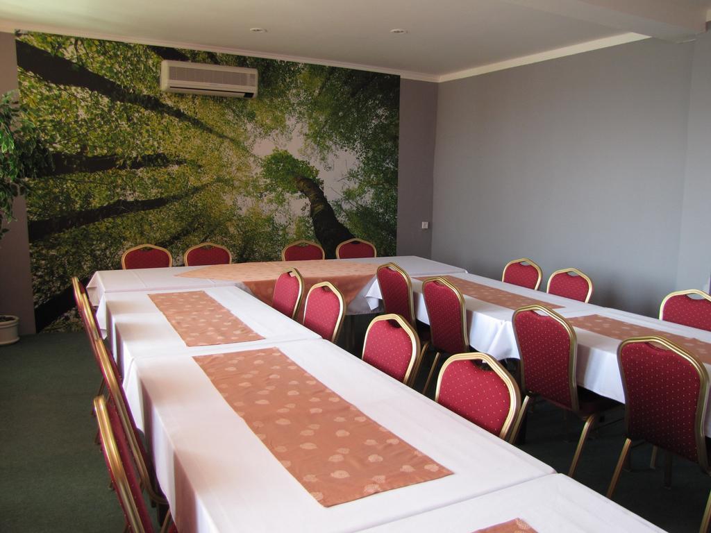 Hotel Hubert Nove Zamky Luaran gambar