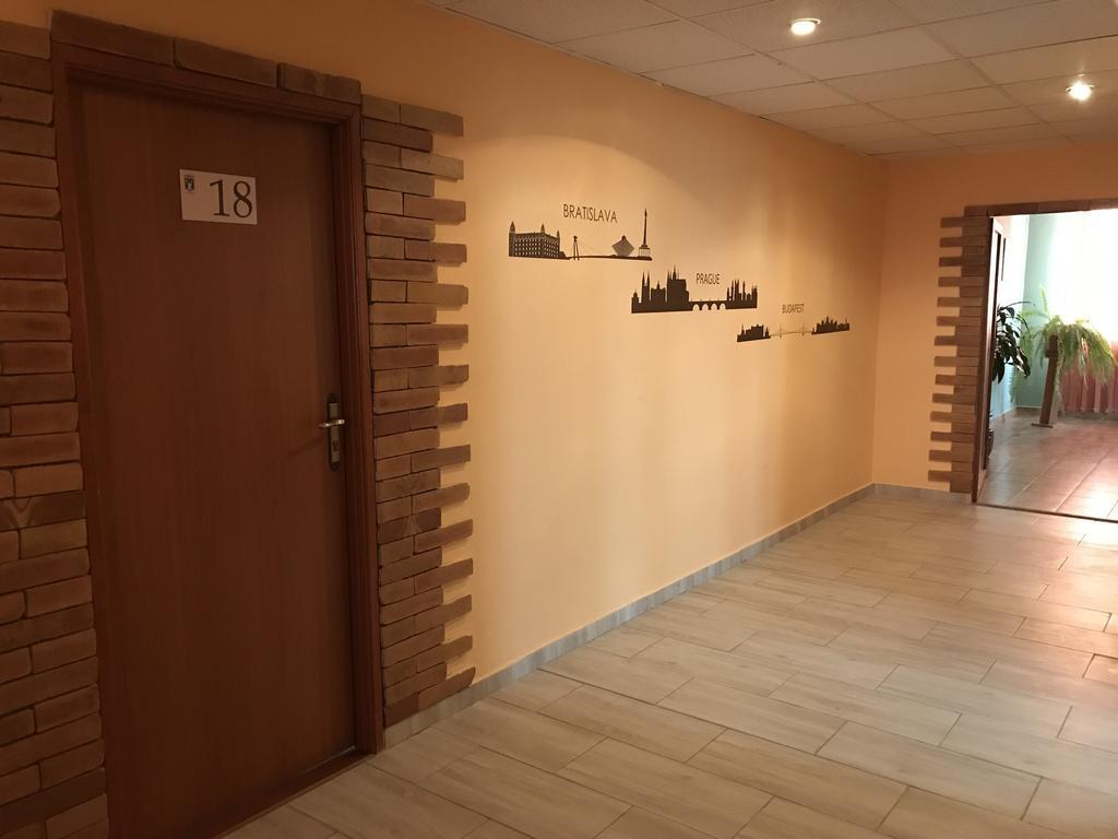 Hotel Hubert Nove Zamky Luaran gambar