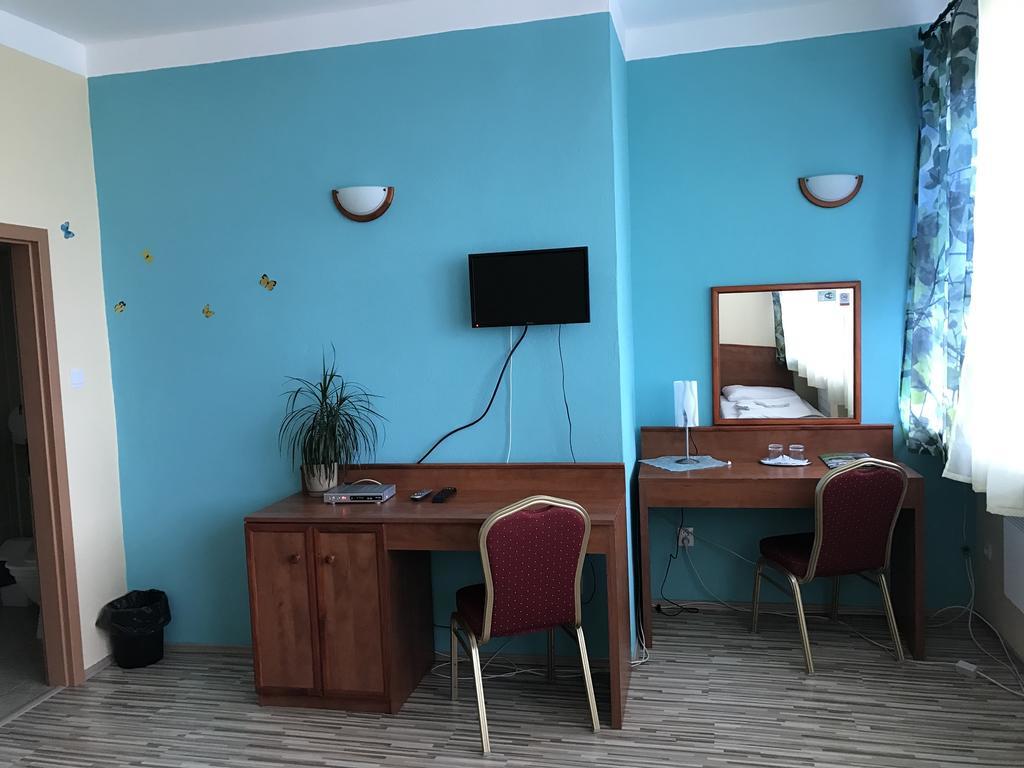 Hotel Hubert Nove Zamky Luaran gambar