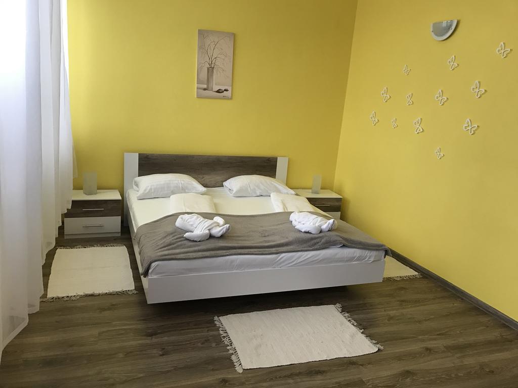 Hotel Hubert Nove Zamky Luaran gambar