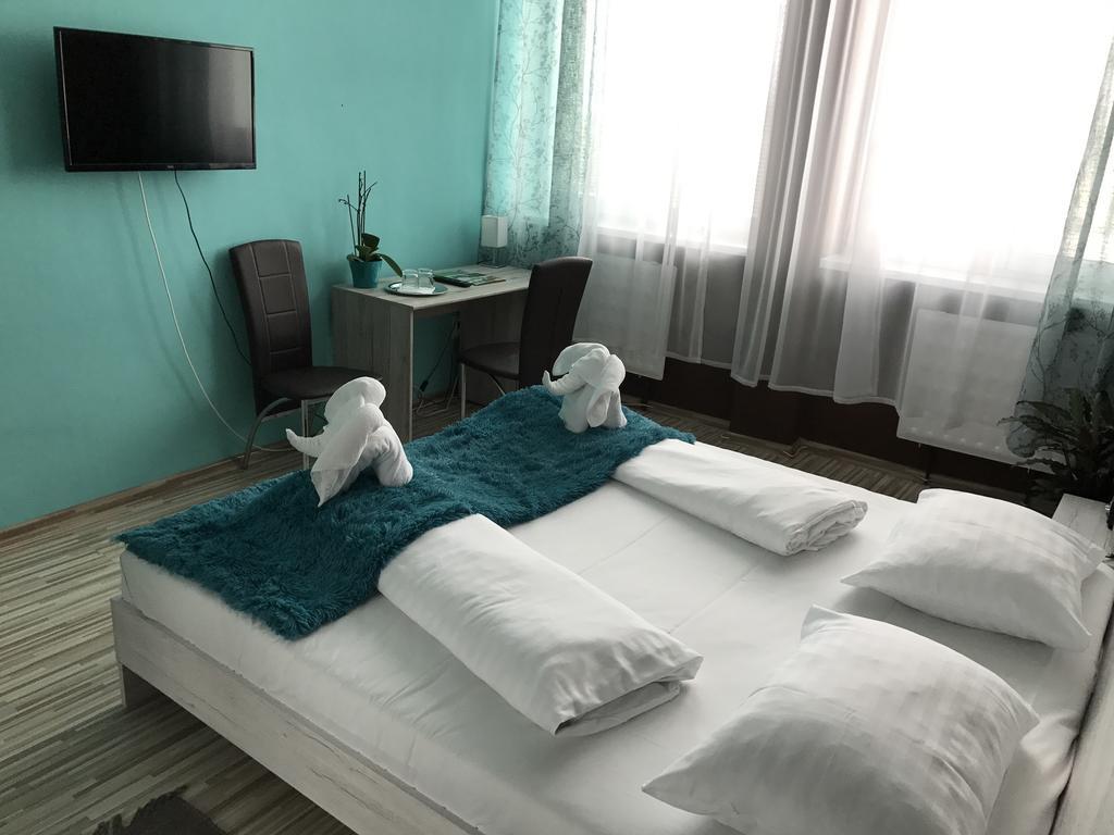 Hotel Hubert Nove Zamky Luaran gambar