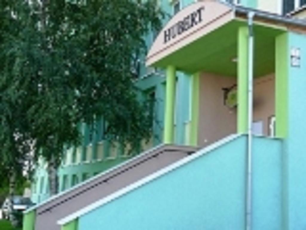 Hotel Hubert Nove Zamky Luaran gambar