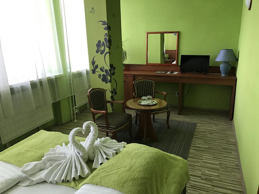 Hotel Hubert Nove Zamky Luaran gambar
