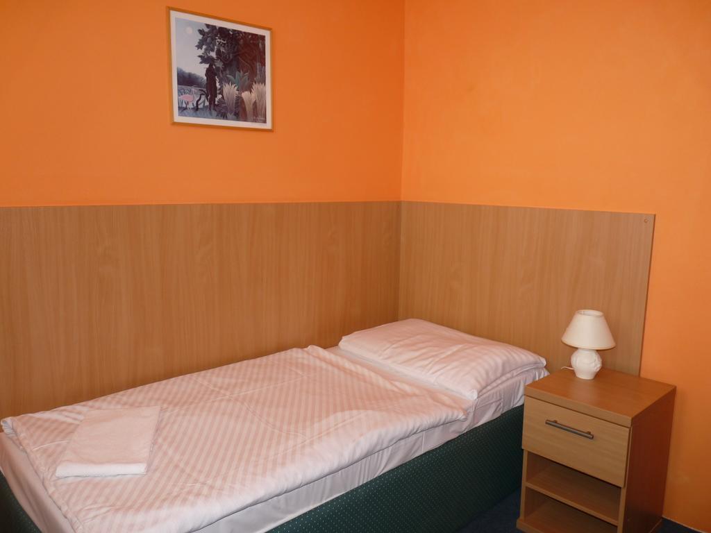 Hotel Hubert Nove Zamky Luaran gambar