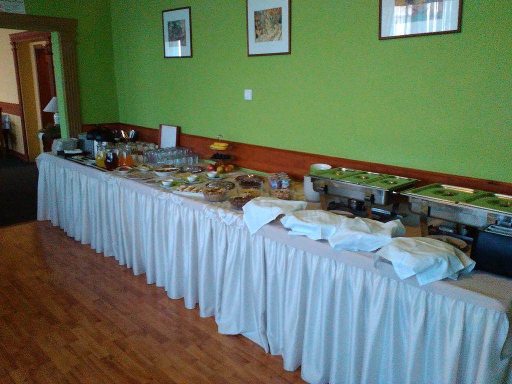 Hotel Hubert Nove Zamky Luaran gambar