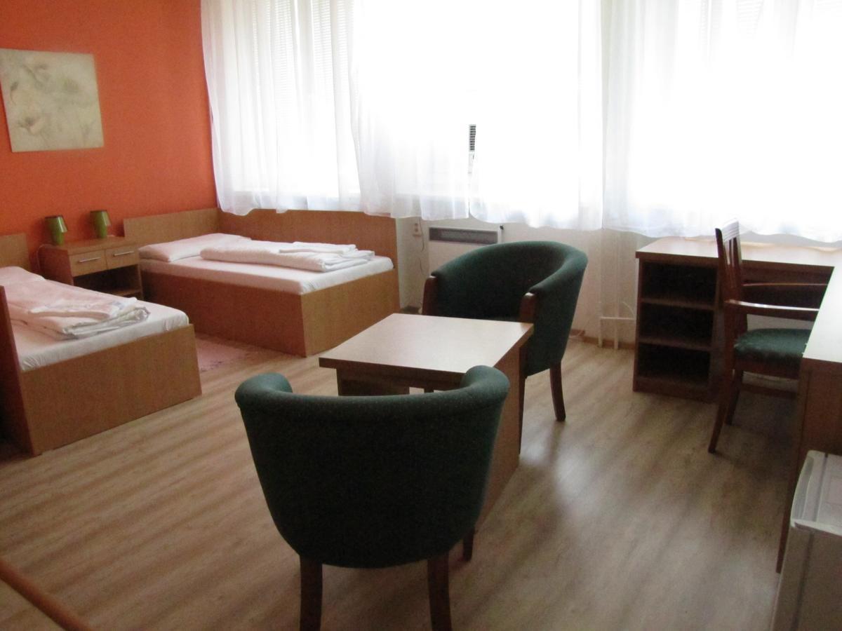 Hotel Hubert Nove Zamky Luaran gambar