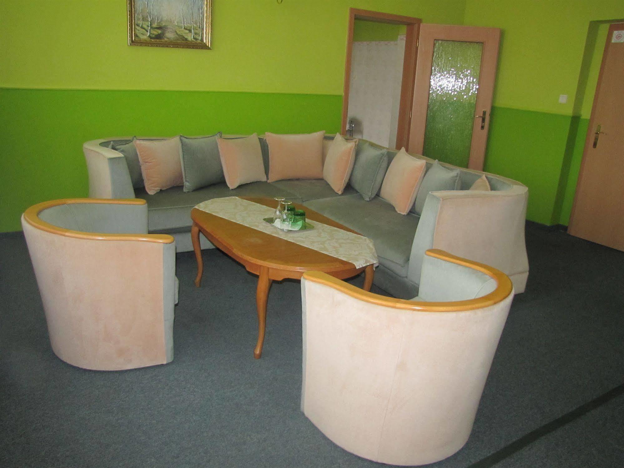 Hotel Hubert Nove Zamky Luaran gambar