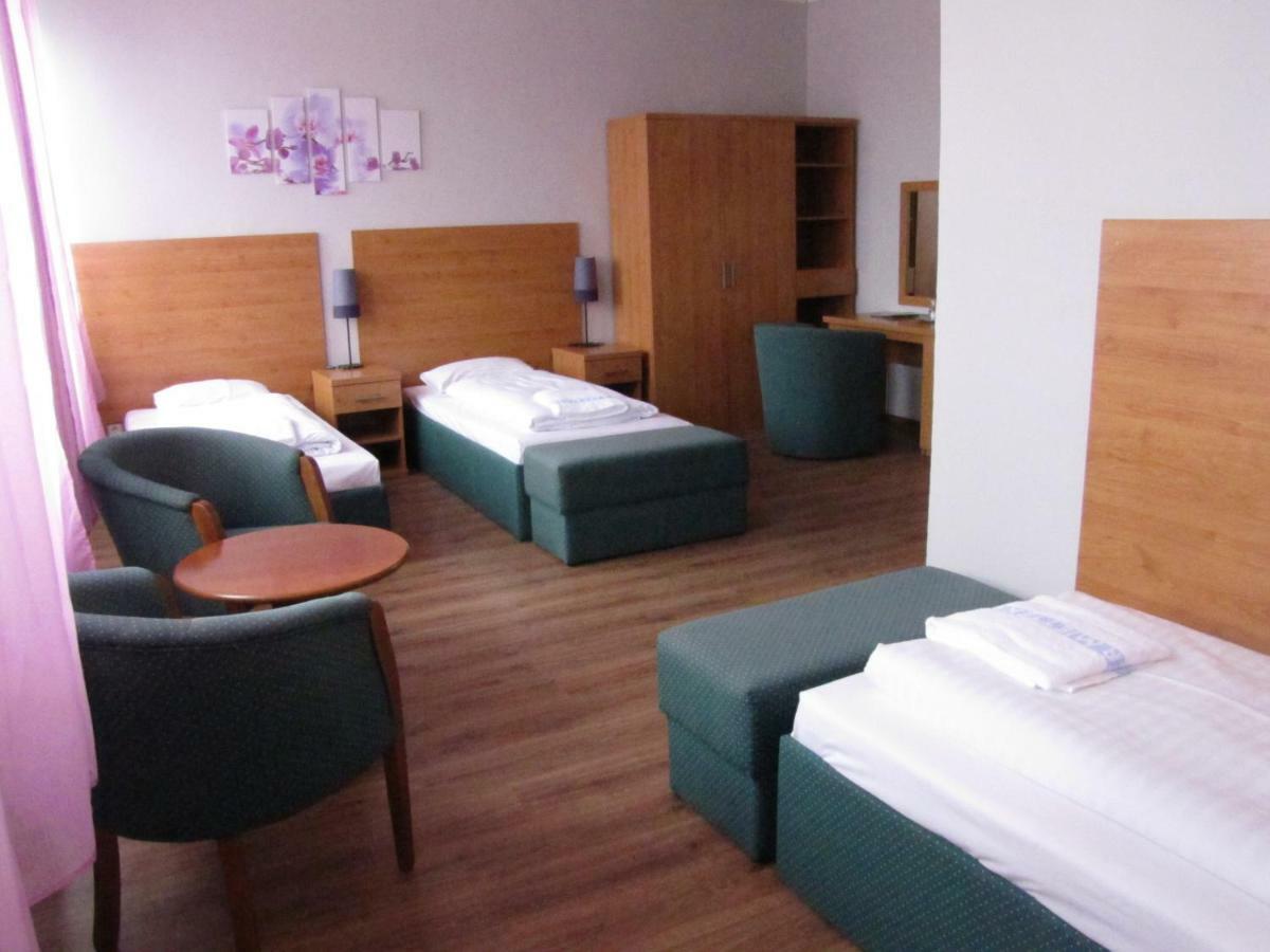Hotel Hubert Nove Zamky Luaran gambar