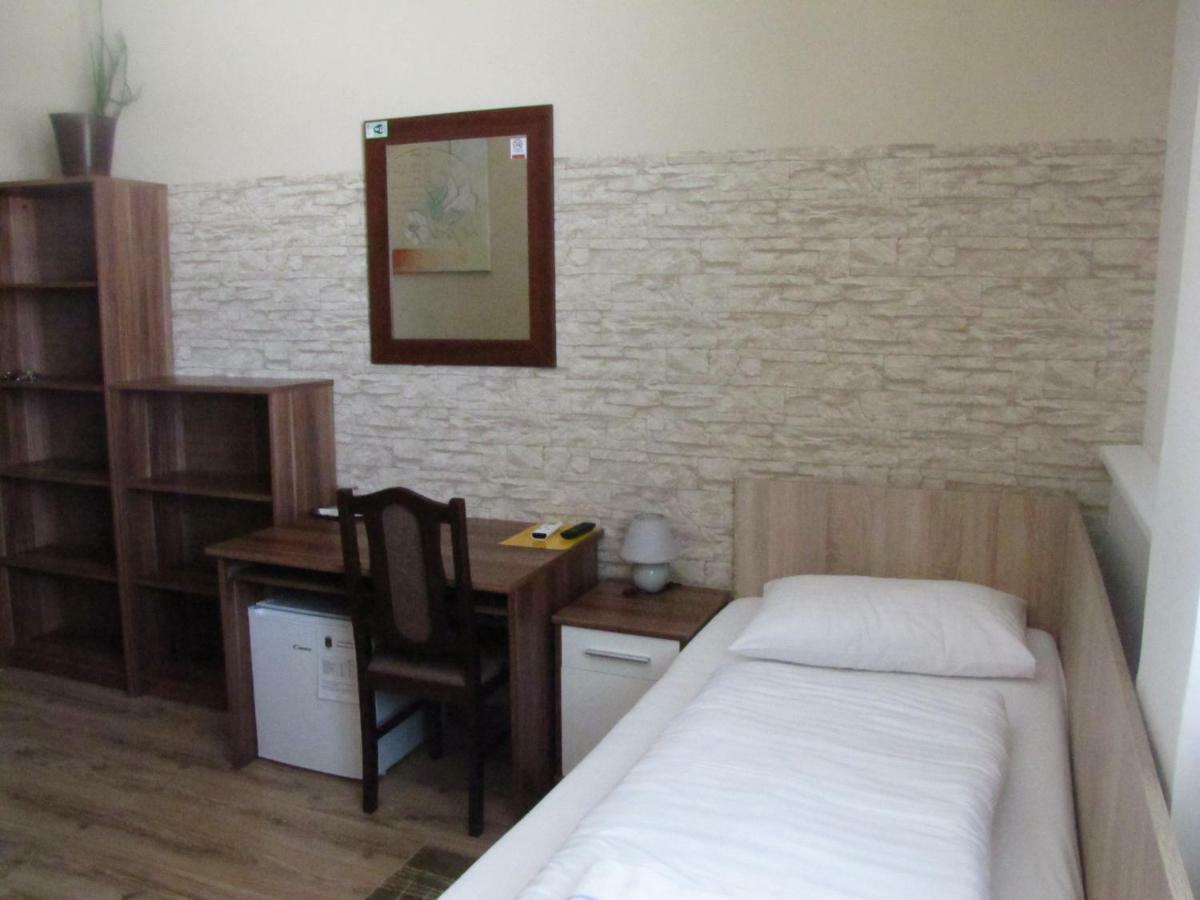 Hotel Hubert Nove Zamky Luaran gambar